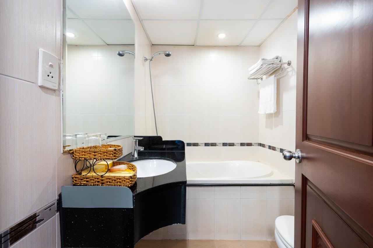 Lucasta Saigon Hotel โฮจิมินห์ซิตี้ ภายนอก รูปภาพ